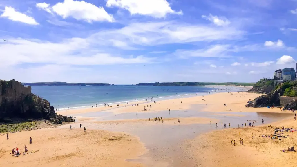 Sun-kissed Tenby South Beach awaits! Book your Tenby taxi with Buzz Cabs and soak up the Pembrokeshire sunshine.