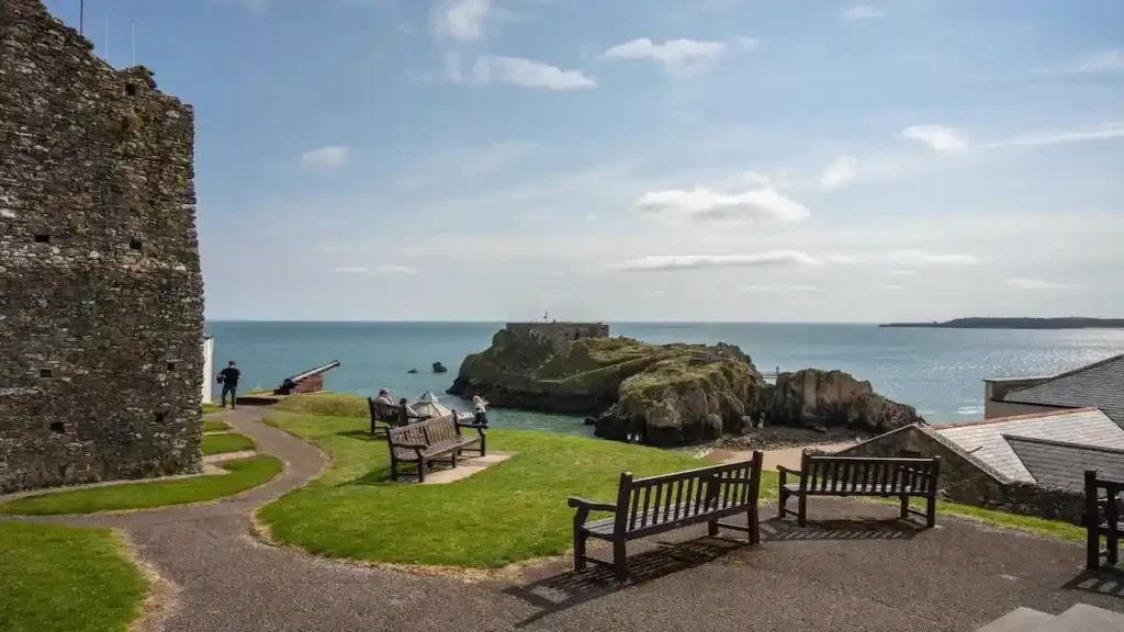 Explore Tenby's rich history with ease. Book your Tenby taxi to Tenby Castle with Buzz Cabs and discover its secrets.